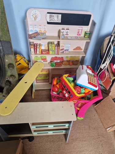 Kids play shop with trolley - play,